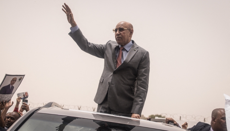 Le président mauritanien, Mohamed Ould Ghazouani, salue ses partisans à Nouakchott, le 1er juillet 2024.