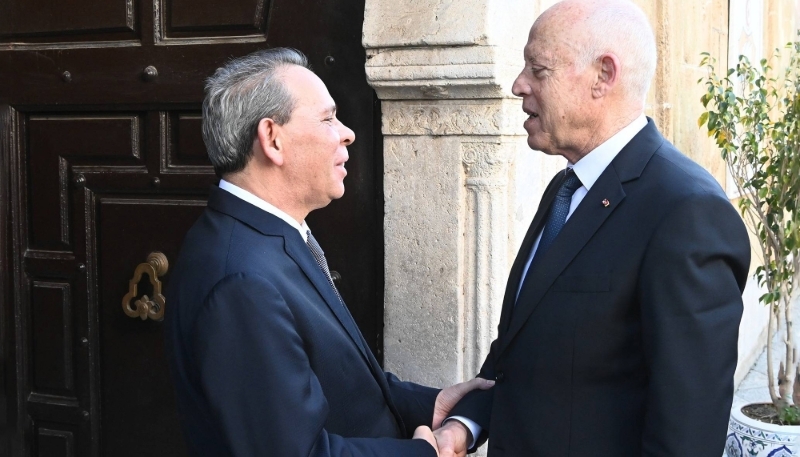 Le président tunisien, Kaïs Saïed, et son premier ministre, Ahmed Hachani, à Tunis, le 5 février 2024. 