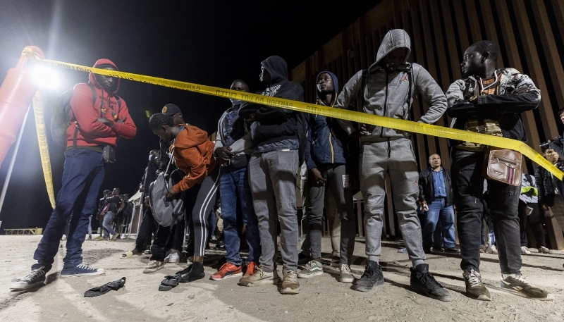 Un groupe de migrants sénégalais venu du Mexique intercepté par les patrouilles américaines en Arizona en 2023.