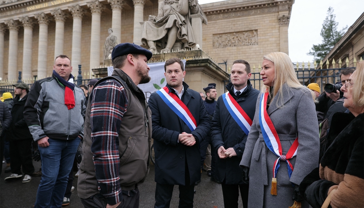 La députée (RN) Hélène Laporte avec des agriculteurs rassemblés devant l'Assemblée nationale française à Paris, le 8 janvier 2026.