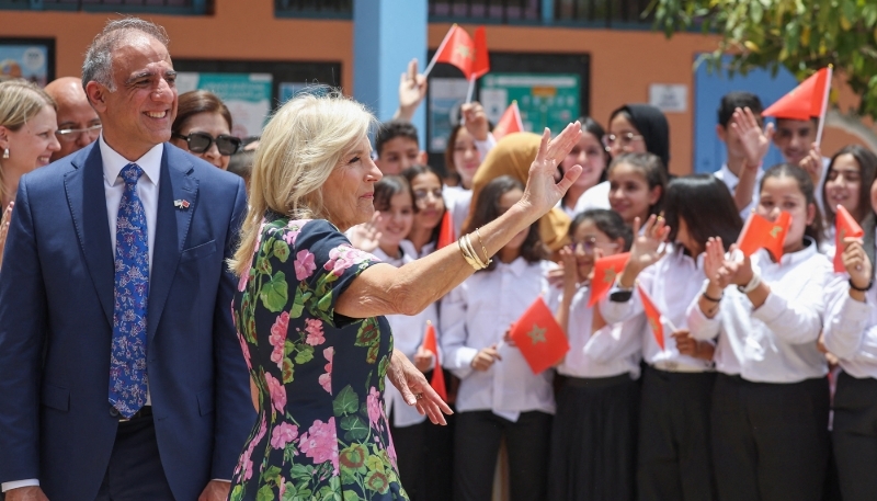 L'ambassadeur démissionnaire à Rabat Puneet Talwar en compagnie de la première dame des États-Unis, Jill Biden, le 5 juin 2023, à Marrakech, au Maroc.