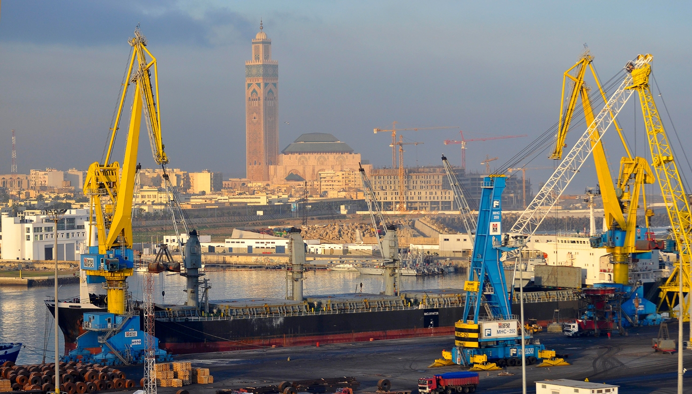 Le port de Casablanca et la mosquée Hassan II, le 23 mars 2023.