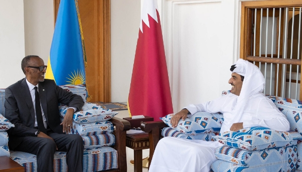 Le président rwandais Paul Kagame reçu par l'émir du Qatar, Tamim bin Hamad al-Thani, à Doha, le 21 mars 2023.