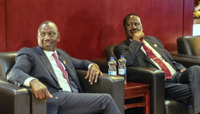 William Ruto et Raila Odinga lors du sommet de l'Union africaine, à Addis-Abeba, le 15 février 2025.