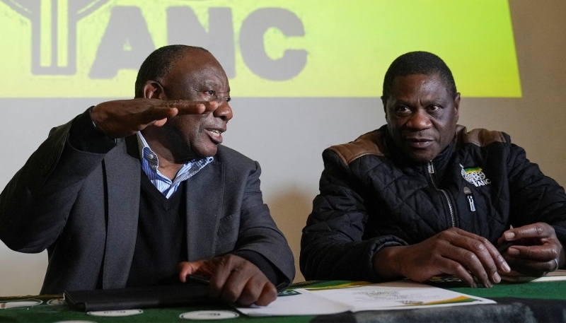 Le président sud-africain, Cyril Ramaphosa (à gauche), et le vice-président, Paul Mashatile, au Cap, en Afrique du Sud, en juin 2024.