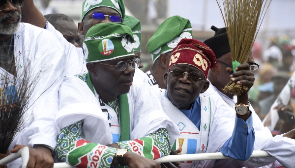 Le gouverneur de l'État de Lagos Babajide Sanwo-Olu et le président Bola Tinubu, le 26 novembre 2022.