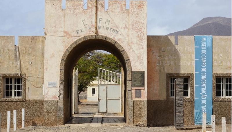 L'entrée du camp de Tarrafal, en juin 2022.