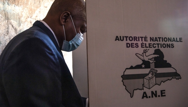 Le président, Faustin-Archange Touadéra, votant aux élections présidentielles et législatives, à Bangui, en décembre 2020.