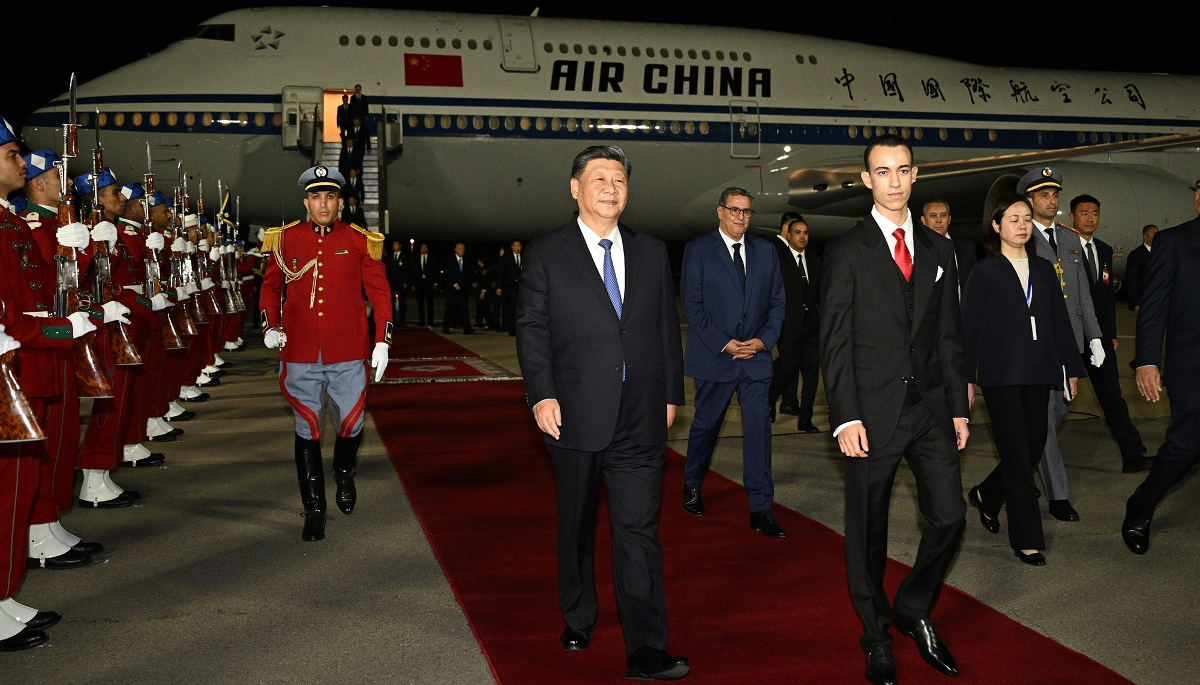 Le président chinois Xi Jinping est accueilli à Casablanca, au Maroc, par le prince Moulay Hassan et le premier ministre Aziz Akhannouch, le 21 novembre 2024.