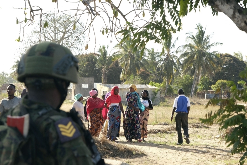 Des soldats rwandais patrouillent à Mocímboa da Praia, dans la province de Cap Delgado, au Mozambique, le 27 septembre 2022.