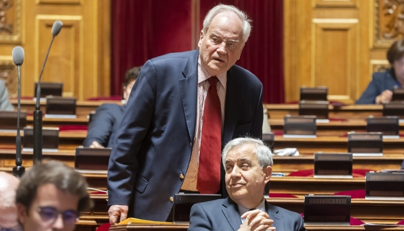 Les sénateurs Christian Cambon (en haut) et Roger Karoutchi.