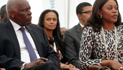 José Eduardo dos Santos, son épouse Ana Paula dos Santos, et en arrière-plan sa fille Isabel dos Santos en compagnie de son mari Sindika Dokolo, en août 2012.