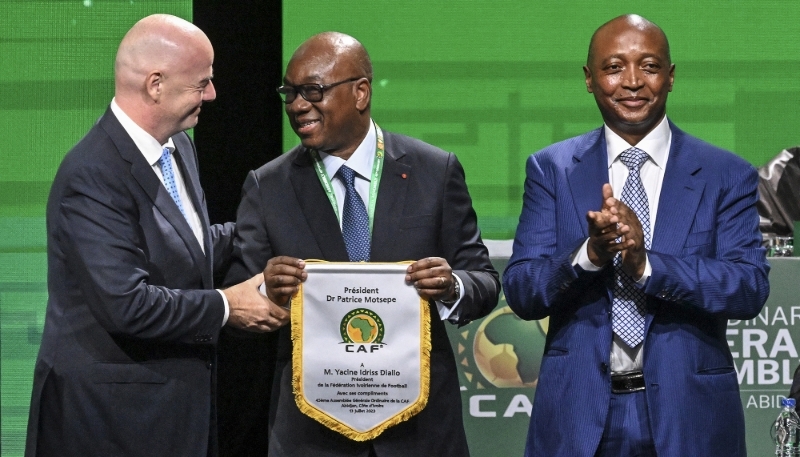 Idriss Diallo (au centre) avec le président de la Fifa, Gianni Infantino, et celui de la CAF, Patrice Motsepe, à Abidjan, le 13 juillet 2023.