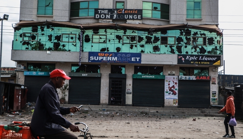 Commerce détruit en parallèle de la manifestation du 7 juillet, à Nakuru, au Kenya.
