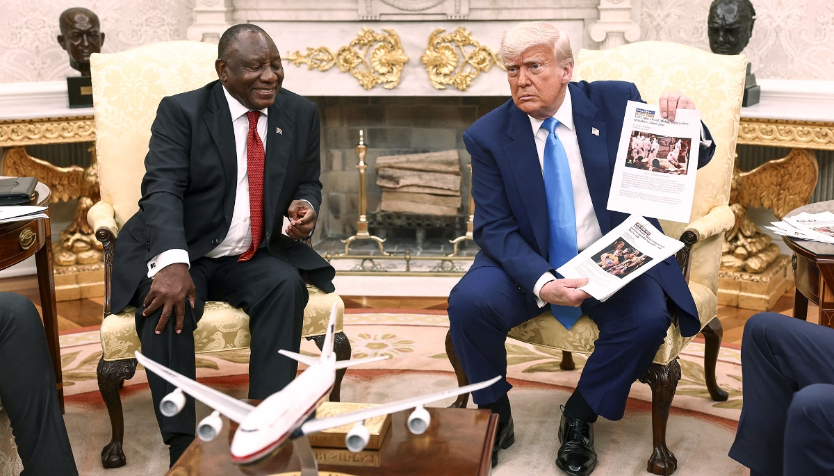Donald Trump montre des articles de presse relatifs à des violences en Afrique du Sud, lors de la visite de Cyril Ramaphosa, à Washington, le 21 mai 2025. 