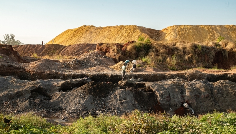 Des mineurs aux abords d’un remblai de mine, le 23 avril 2018 à Kolwezi, en RDC.