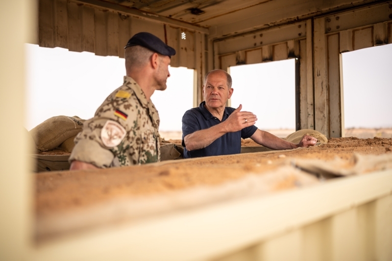 Le chancelier allemand Olaf Scholz lors d'une visite au camp de Tilia, au Niger, en 2022.