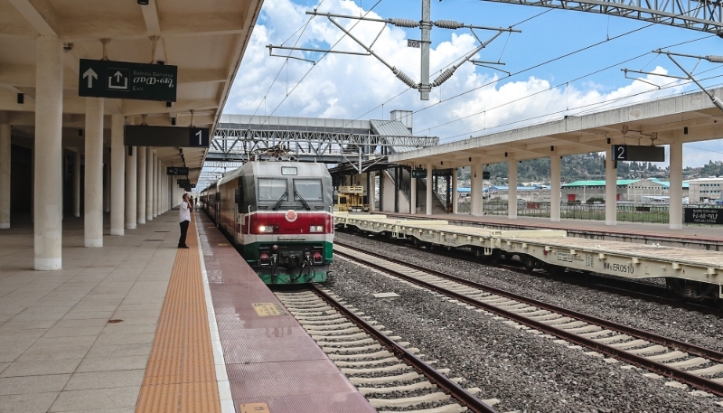 Un train arrive à la gare de Lebu à Addis-Ababa, le 10 mai 2024.