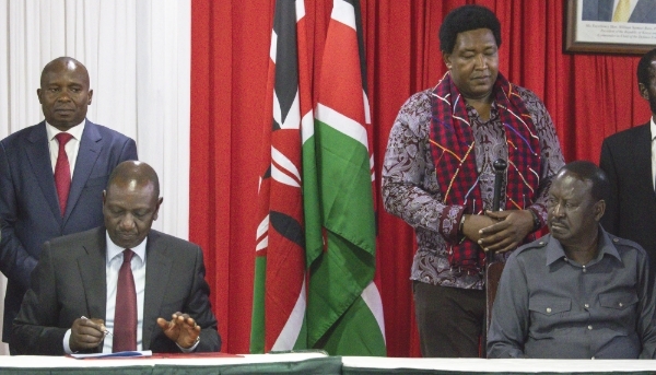 Le président kényan William Ruto (à g.), et Raila Odinga (à dr.), à Nairobi, en mars 2025.