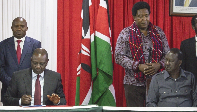 Le président kényan William Ruto (à g.), et Raila Odinga (à dr.), à Nairobi, en mars 2025.