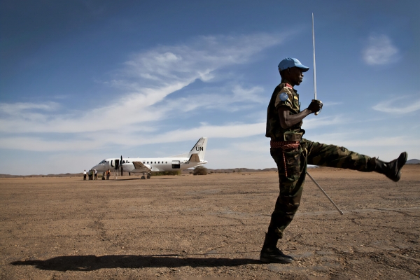 Un soldat tchadien de la Minusma défile au cours d'une visite du secrétaire général adjoint aux opérations de maintien de la paix, Hervé Ladsous, à Tessalit, au Mali, en mars 2013.