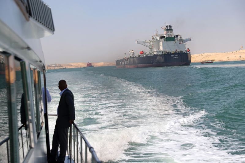 Un cargo navigue sur le canal de Suez, près d'Ismaïlia, en Egypte, le 17 mai 2022.