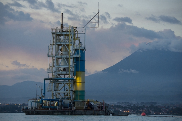 Une plateforme d'extraction de méthane sur le lac Kivu.