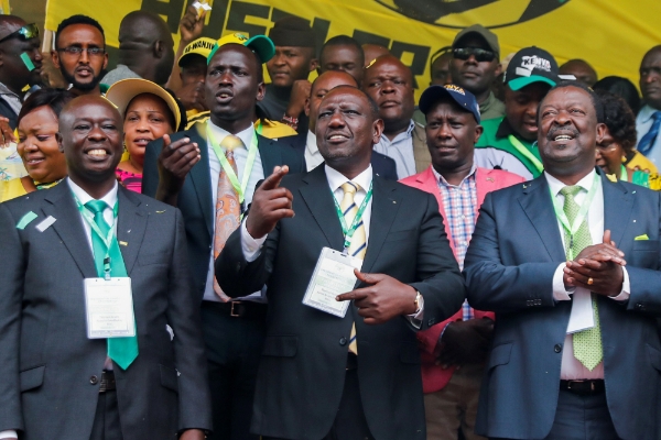 Le président kenyan William Ruto, entre son vice-président Rigathi Gachagua (à gauche) et son premier ministre Musalia Mudavadi (à droite).