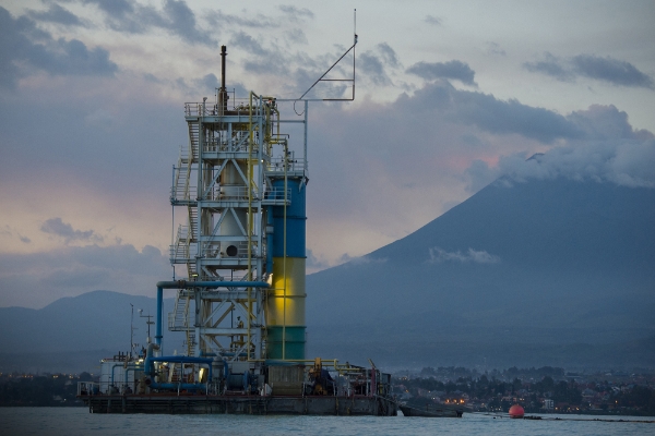 Une plateforme d'extraction de méthane sur le lac Kivu, côté Rwanda, en avril 2016.