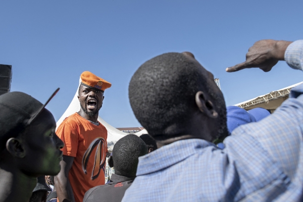 Des partisans du leader de la coalition d'opposition Azimio la Umoja, Raila Odinga, réagissent pendant son discours, à Nairobi le 29 janvier 2023, lors d'un rassemblement au cours duquel il a continué à dénoncer les résultats du scrutin présidentiel d'août 2022.