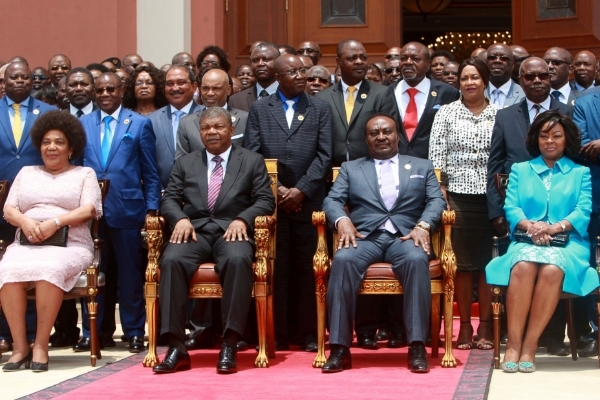 Le président angolais João Lourenço (2e à gauche) à côté de l'ancien président de l'Assemblée nationale Fernando da Piedade Dias dos Santos (2e à droite).