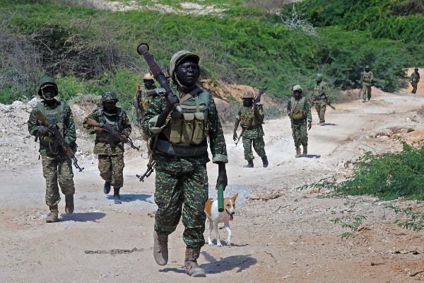 Les troupes ougandaises de la mission de l'Union africaine lors d'une patrouille dans les environs de Merca, au sud de Mogadiscio, le 17 juillet 2016.