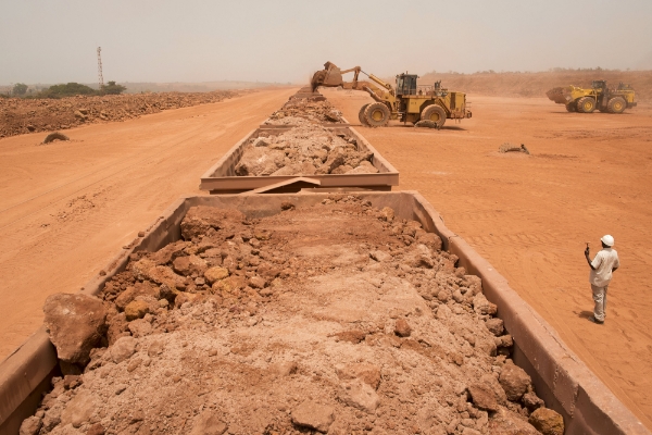 Chargement de bauxite extraite de la mine de Sangaredi appartenant à la CBG.