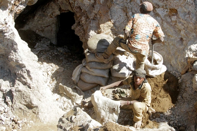 Des miniers travaillent dans la mine de Tilwizembe à proximité de Kolwezi.