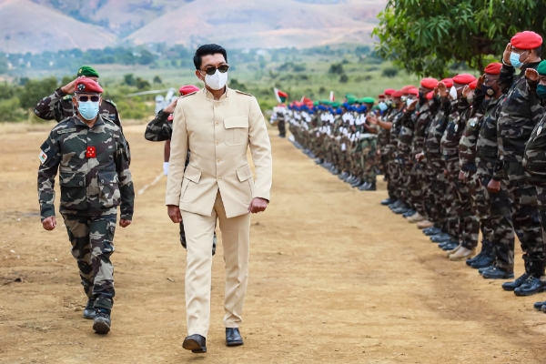 Le président de la République malgache Andry Rajoelina et le ministre de la défense nationale Richard Rakotonirina (à gauche), lors de l'inauguration de la base opérationnelle avancée d'Iakora, en mai 2021.