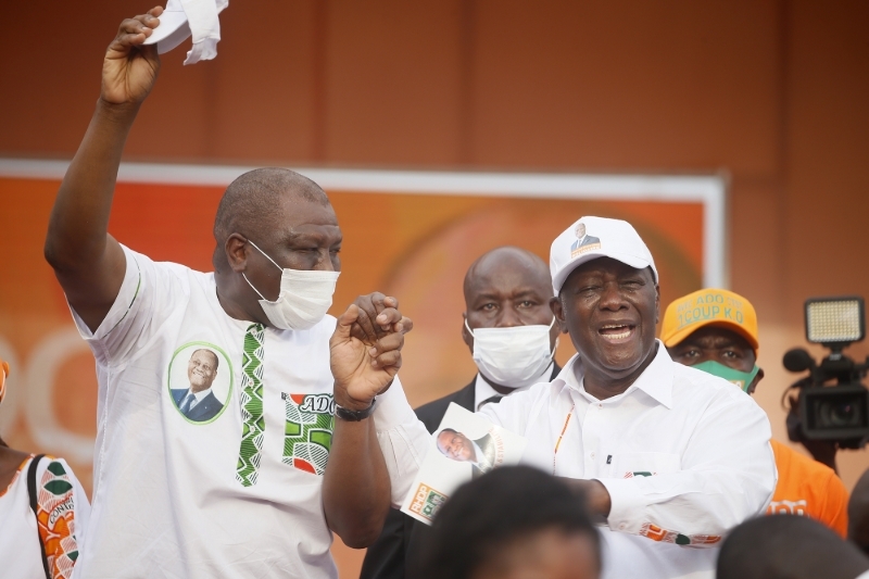 Le président ivoirien Alassane Ouattara (D) et son premier ministre Hamed Bakayoko (G) lors de la campagne présidentielle de 2020.