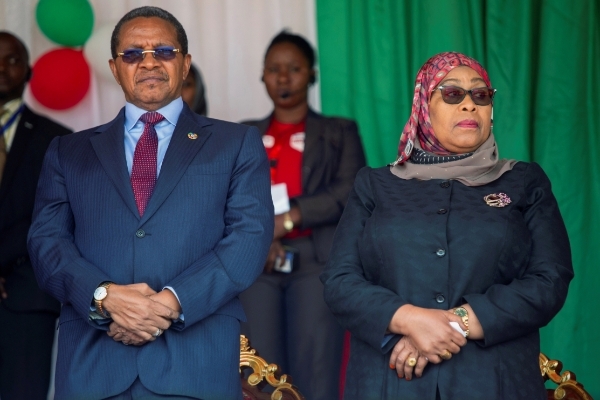 L'ancien président Jikaya Kikwete et la vice-présidente Samia Suluhu Hassan.