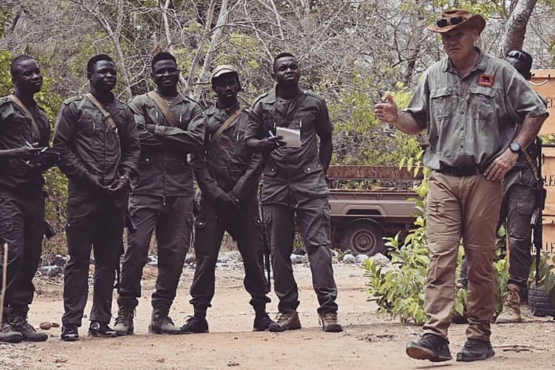 Rory Young, fondateur de Chengeta Wildlife, assurant la formation d'une équipe de rangers en avril 2021.