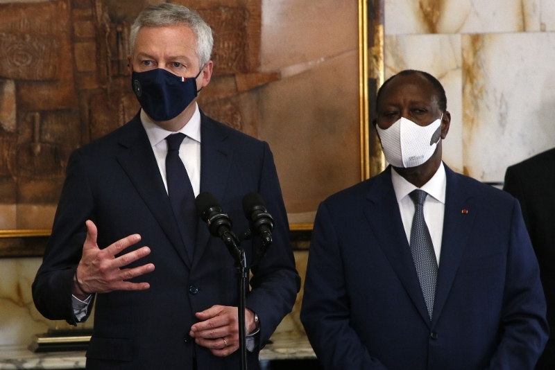 Le ministre français de l'économie Bruno Le Maire et le président ivoirien Alassane Ouattara, le 30 avril 2021 à Abidjan.