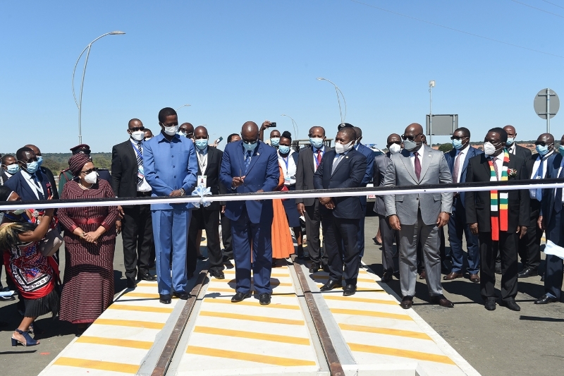 De gauche à droite, le président zambien Edgar Lungu et son homologue botswanais Mogweetsi Masisi, accompagnés par Filipe Nyusi (Mozambique), Felix Tshisekedi (RDC) et, enfin, Emmerson Mnangagwa.