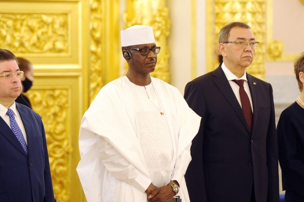 Mahamoud Adam Bechir (au centre) lors de la cérémonie de présentation de ses lettres de créances en Russie, en compagnie d'autres ambassadeurs.