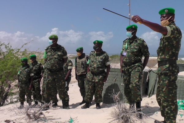 Le commandant du secteur 5 de l'Amisom, le brigadier général Télesphore Barandereka (deuxième à partir de la droite), visite une base opérationnelle de terrain (FOB) à Ceel Macaan, dans la région de Middle Shabele de l'Etat d'Hirshabele, en Somalie, le 11 juin 2021.