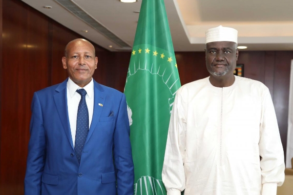 Le nouvel ambassadeur d'Israël, Aleli Admasu, avec le président de la commission de l'UA, le Tchadien Moussa Faki Mahamat.