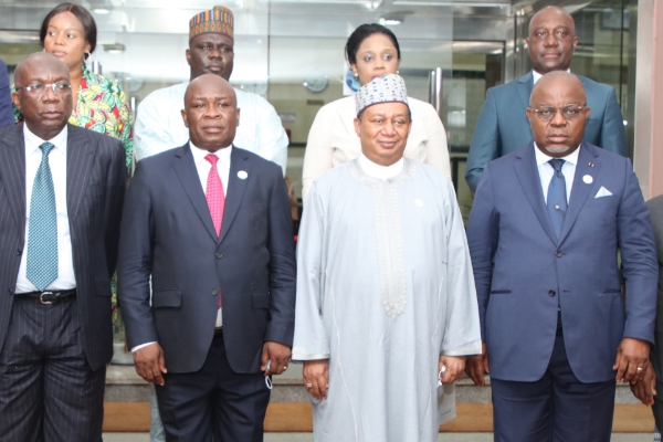 Autour du secrétaire général de l'OPEP Mohammed Barkindo (au premier plan, tenue claire), le ministre des hydrocarbures Bruno Itoua (à sa gauche) et Raoul Ominga, le directeur général de la Société nationale des pétroles du Congo (à sa droite).