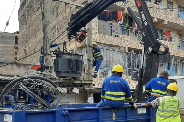 Les équipes du distributeur public d'électricité traquent les installations illégales, à Nairobi.