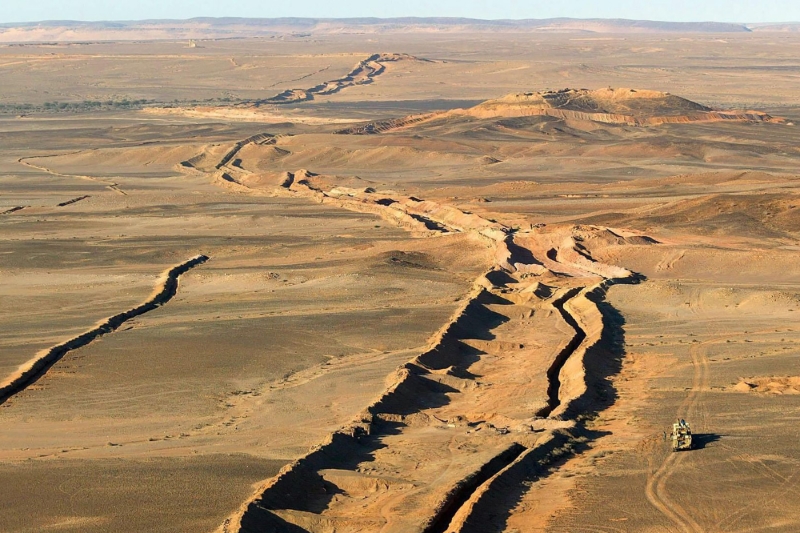 Le mur des sables au Sahara occidental.