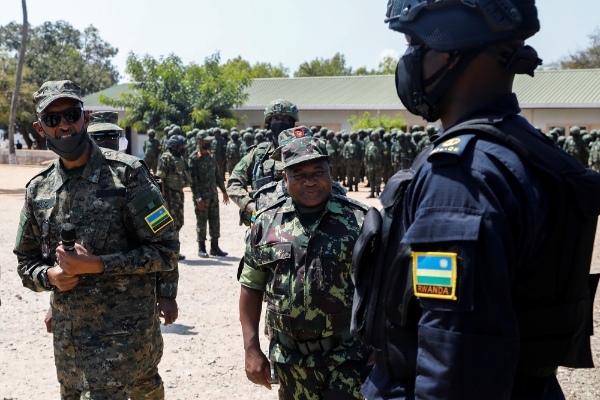 Le président rwandais Paul Kagame (à gauche) et son homologue mozambicain Filipe Nyusi (au centre), lors d'un passage en revue des troupes des deux pays à Pembe, le 24 septembre 2021.