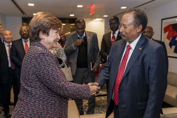 La directrice du Fonds monétaire international (FMI) Kristalina Georgieva et le premier ministre soudanais Abdallah Hamdok.