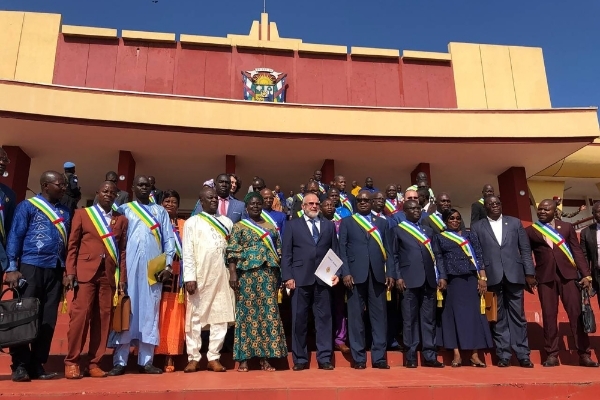 Alexander Ivanov (au centre, tenant un document), représentant des instructeurs de Wagner en Centrafrique, a été reçu à l'Assemblée nationale centrafricaine le 15 octobre 2021.