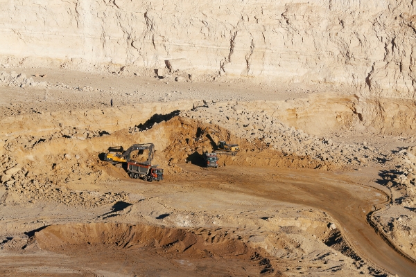 Des véhicules transportent du phosphate non traité dans une mine de phosphate à Mdhilla, en Tunisie, le 9 février 2019.